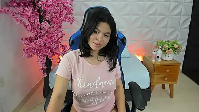 Snapshot of adarna13_ chatting on March 21, 10:39 pm adarna13  online show from March 21, 10:39 pm