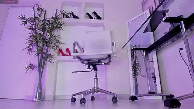 hannah howeell   online show from April 6, 9:54 am