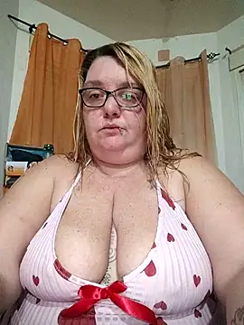 diosacurvy1984 online show from February 4, 8:20 am