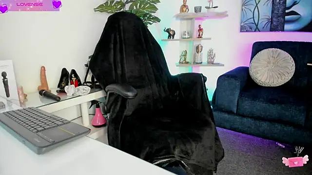 Snapshot of VioletParkker chatting on February 1, 11:32 am VioletParkker online show from February 1, 11:32 am