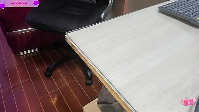 Snapshot of VioletParkker chatting on February 6, 11:32 am VioletParkker online show from February 6, 11:32 am