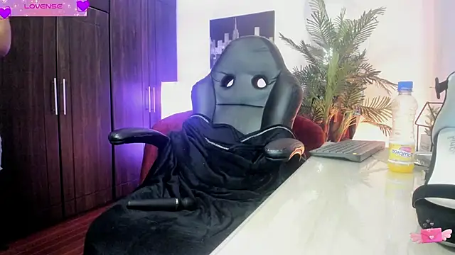 Snapshot of VioletParkker chatting on February 6, 5:40 pm VioletParkker online show from February 6, 5:40 pm