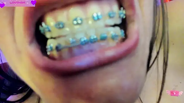 Snapshot of VioletParkker chatting on February 15, 2:33 pm VioletParkker online show from February 15, 2:33 pm