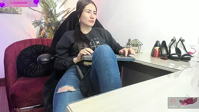 Snapshot of VioletParkker chatting on February 18, 11:33 am VioletParkker online show from February 18, 11:33 am