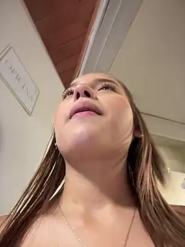 Snapshot of Sofia18_pinkk chatting on September 16, 9:38 pm Sofia18 pinkk online show from September 16, 9:38 pm