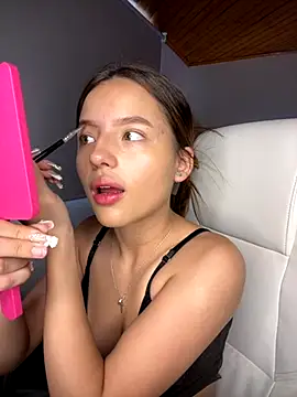 Snapshot of Sofia18_pinkk chatting on October 18, 7:47 pm Sofia18 pinkk online show from October 18, 7:47 pm