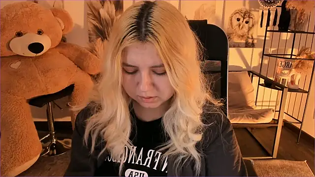 DiaAngell online show from December 18, 7:20 pm