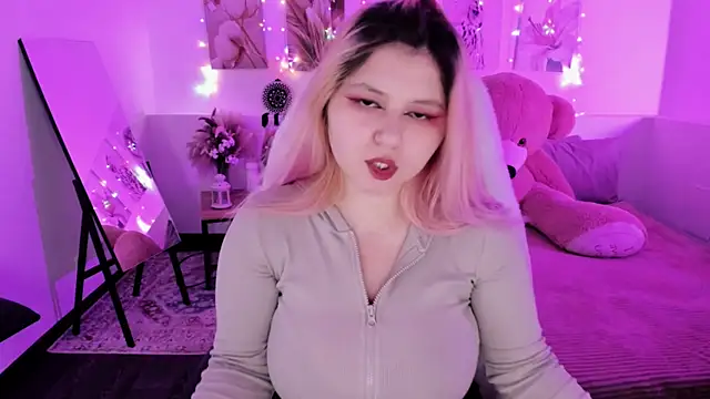 DiaAngell online show from April 7, 7:47 pm