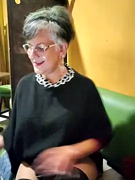 ilonna2025 online show from April 22, 9:49 pm