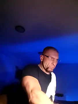 Snapshot of bobbuilder77pl chatting on January 29, 3:33 am bobbuilder77pl online show from January 29, 3:33 am