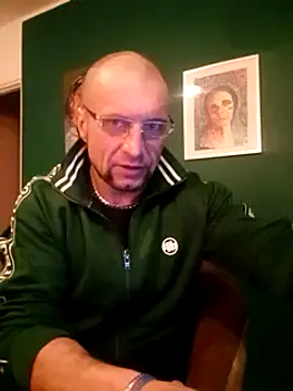 Snapshot of bobbuilder77pl chatting on February 20, 7:41 pm bobbuilder77pl online show from February 20, 7:41 pm