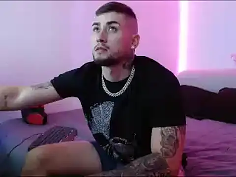 Snapshot of Lliam_2 chatting on January 30, 1:00 am Lliam 2 online show from January 30, 1:00 am