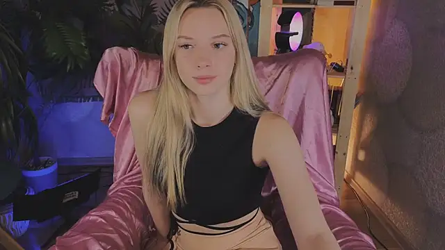 Snapshot of katt__y chatting on October 10, 5:06 am katt y online show from October 10, 5:06 am