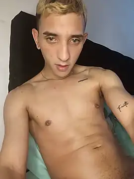 Snapshot of manu_stiv chatting on March 12, 7:13 am manu stiv online show from March 12, 7:13 am