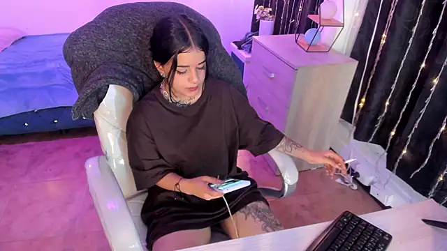 Nicole Foxx  online show from March 20, 8:08 pm