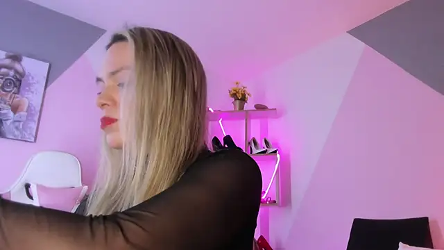 Snapshot of RayaCarr_ chatting on February 15, 2:11 pm RayaCarr online show from February 15, 2:11 pm