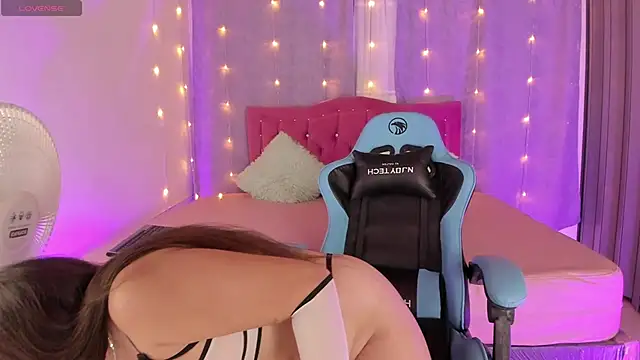 Snapshot of Lia_little18 chatting on January 18, 9:02 am Lia little18 online show from January 18, 9:02 am