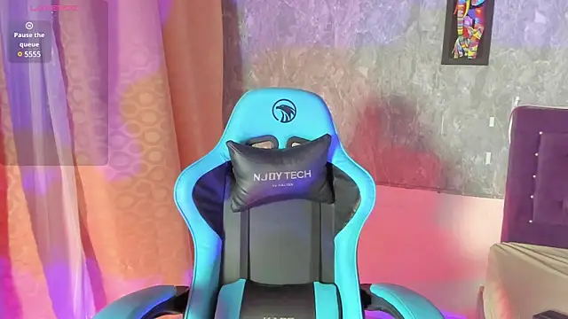 Snapshot of Lia_little18 chatting on February 18, 4:15 am Lia little18 online show from February 18, 4:15 am