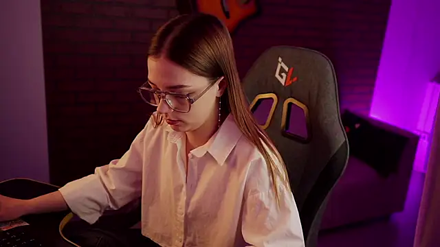 PamBeesly online show from January 26, 8:14 am