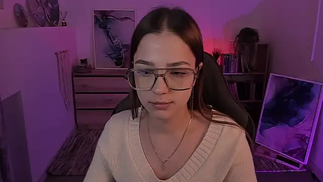 PamBeesly online show from February 1, 11:43 am