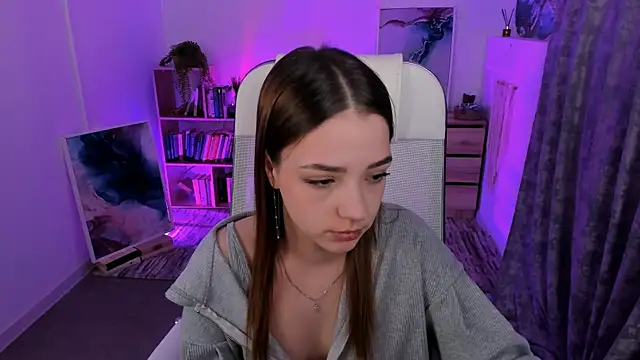 PamBeesly online show from February 24, 11:10 am