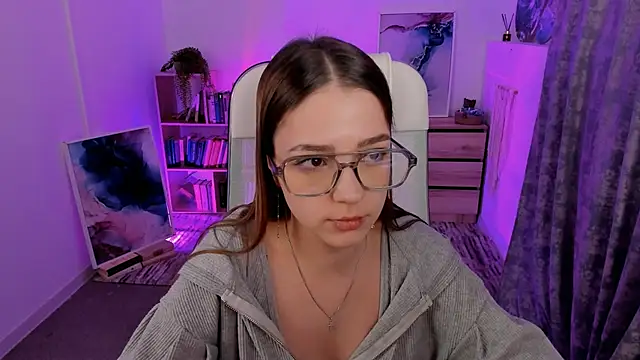 PamBeesly online show from February 26, 8:04 am