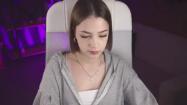 PamBeesly online show from September 19, 8:38 am