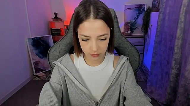 PamBeesly online show from September 25, 8:29 am