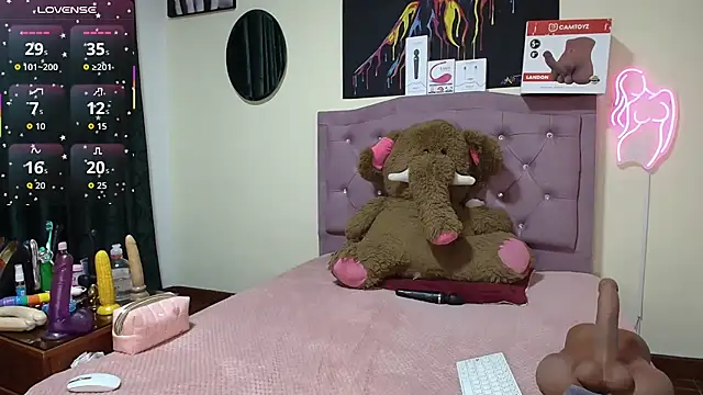 Snapshot of Emmie_Hot chatting on May 11, 12:00 pm Emmie Hot online show from May 11, 12:00 pm