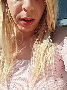 SweetyNinaOff1 online show from April 8, 9:42 am