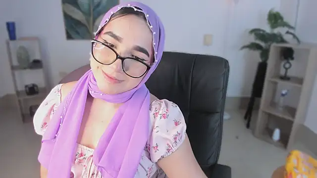 Snapshot of Ayha_khalaf chatting on November 10, 1:04 am Ayha khalaf online show from November 10, 1:04 am