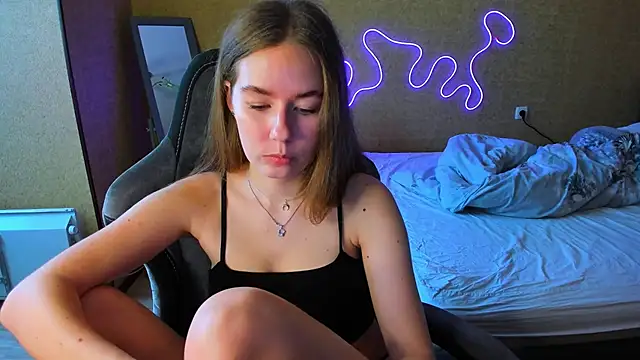 EmilyPaw online show from May 3, 1:50 pm