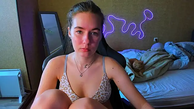 EmilyPaw online show from May 6, 10:09 am
