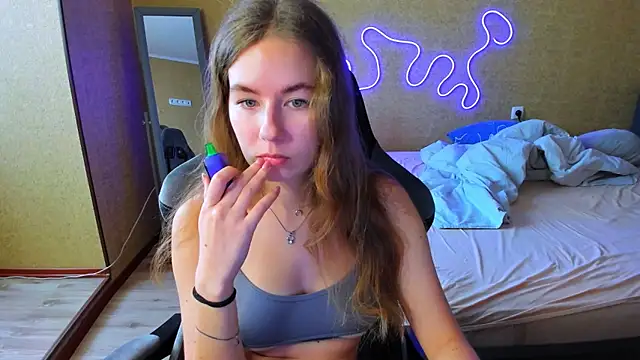 EmilyPaw online show from May 30, 9:28 am