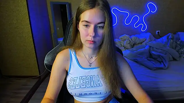 EmilyPaw online show from June 2, 7:05 pm