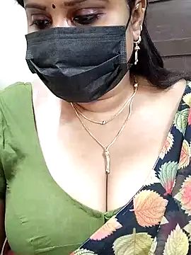 Snapshot of Queenflowerr chatting on February 10, 5:25 am Queenflowerr online show from February 10, 5:25 am