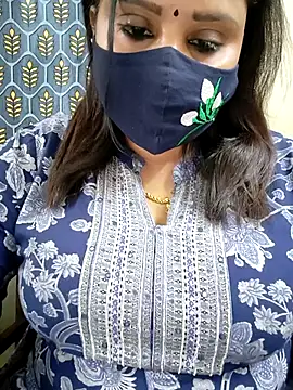 Queenflowerr online show from April 20, 1:47 pm