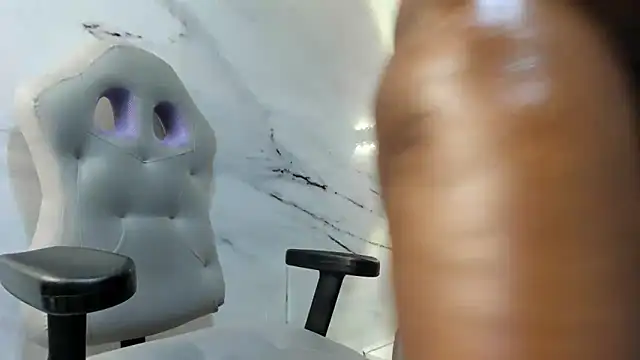 Snapshot of nefertiti_ebony chatting on February 4, 10:43 am nefertiti ebony online show from February 4, 10:43 am