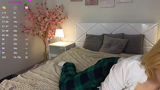 Manic pixie  online show from March 2, 10:56 am