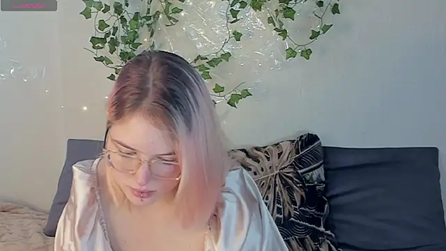 Manic pixie  online show from September 12, 2:06 pm