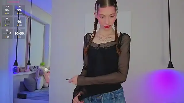 Snapshot of HappyVivy chatting on October 12, 8:19 pm HappyVivy online show from October 12, 8:19 pm