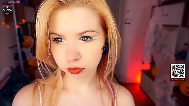 Snapshot of LynetHakes chatting on November 5, 4:23 am LynetHakes online show from November 5, 4:23 am