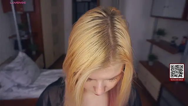 Snapshot of LynetHakes chatting on November 20, 4:23 am LynetHakes online show from November 20, 4:23 am