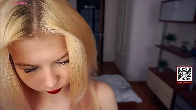 Snapshot of LynetHakes chatting on November 22, 4:22 am LynetHakes online show from November 22, 4:22 am