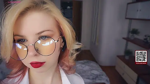 Snapshot of LynetHakes chatting on November 26, 6:36 am LynetHakes online show from November 26, 6:36 am