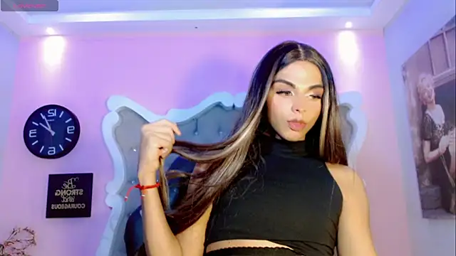 Snapshot of CamiiGarcia chatting on February 16, 9:27 pm CamiiGarcia online show from February 16, 9:27 pm