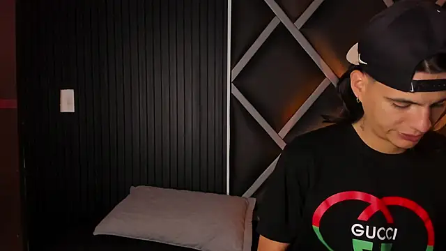 Snapshot of Martshall09 chatting on November 4, 9:36 pm Martshall09 online show from November 4, 9:36 pm