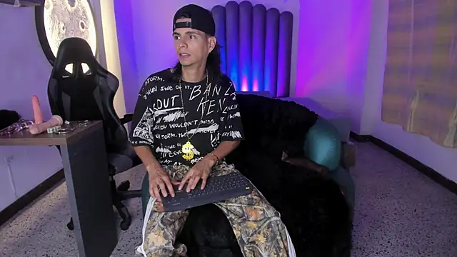 Snapshot of Martshall09 chatting on November 6, 10:10 pm Martshall09 online show from November 6, 10:10 pm