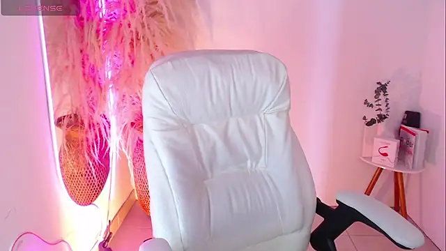 Sofi BBW online show from September 23, 12:30 pm