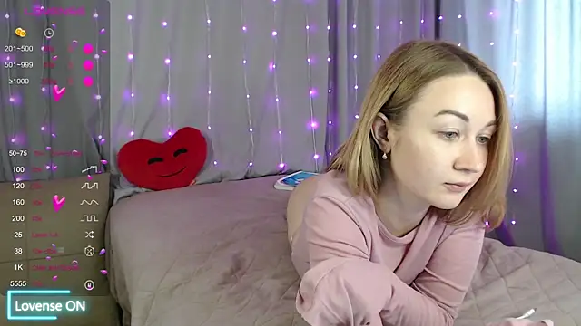 DaddysSluttyGirl2001 online show from April 23, 12:29 pm
